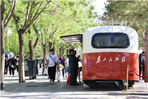 天安门广场便民服务车：一扇窗口，三重价值