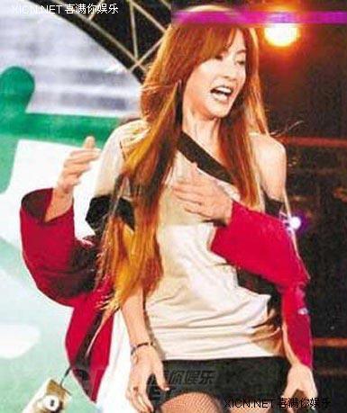 众明星被人摸胸大全