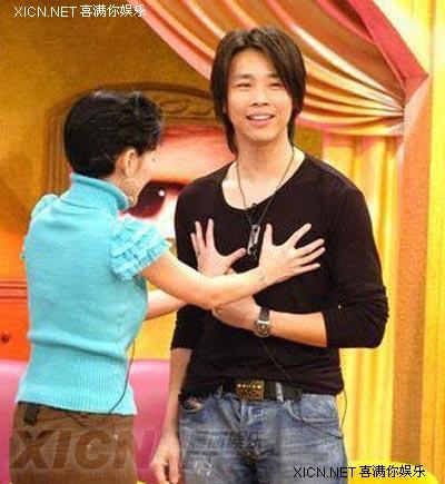 众明星被人摸胸大全