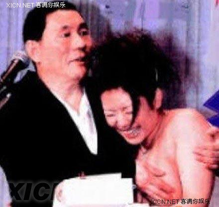 众明星被人摸胸大全