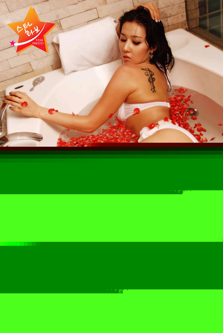组图：韩星吉健性感写真出炉粉红裸女玩花瓣浴