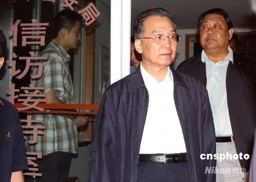 中国总理温家宝向地震灾区遇难者遗体三鞠躬