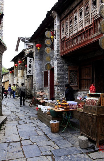 青石板路，连着古镇的各个角落