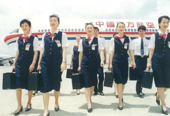 方寸之间有大美款款动人含意蕴——东航空乘历代制服变迁侧记